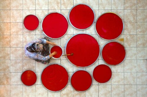 Een Turkse vrouw is tomatenpuree aan het maken