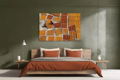 Muurdecoratie 'Plum' op plexiglas aan de muur in slaapkamer