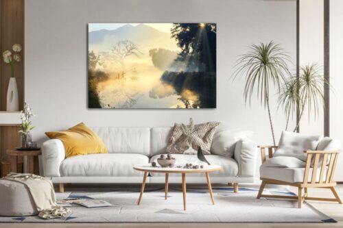 Woonkamer met plexiglas wanddecoratie met vissers in de mist boven bank