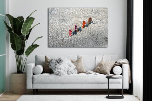 Interieur met witte bank en foto op plexiglas aan de muur