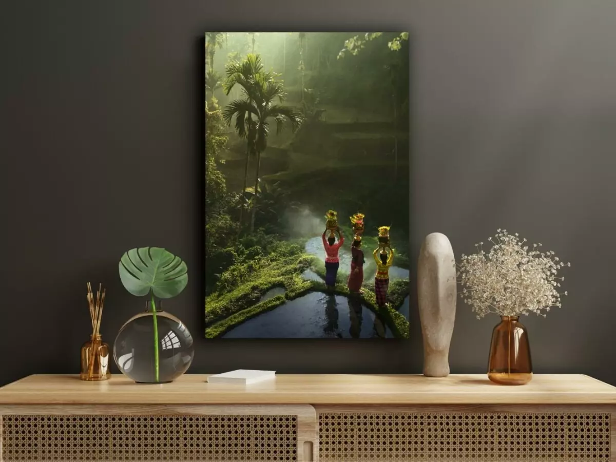 Kastje met daarop foto op plexiglas van drie Balinese vrouwen in het regenwoud