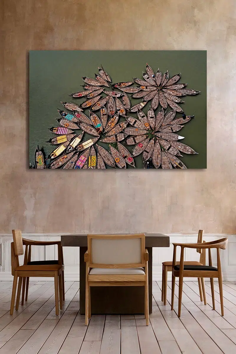 Fotokunst 'Flowers of Boats' aan de muur boven eettafel