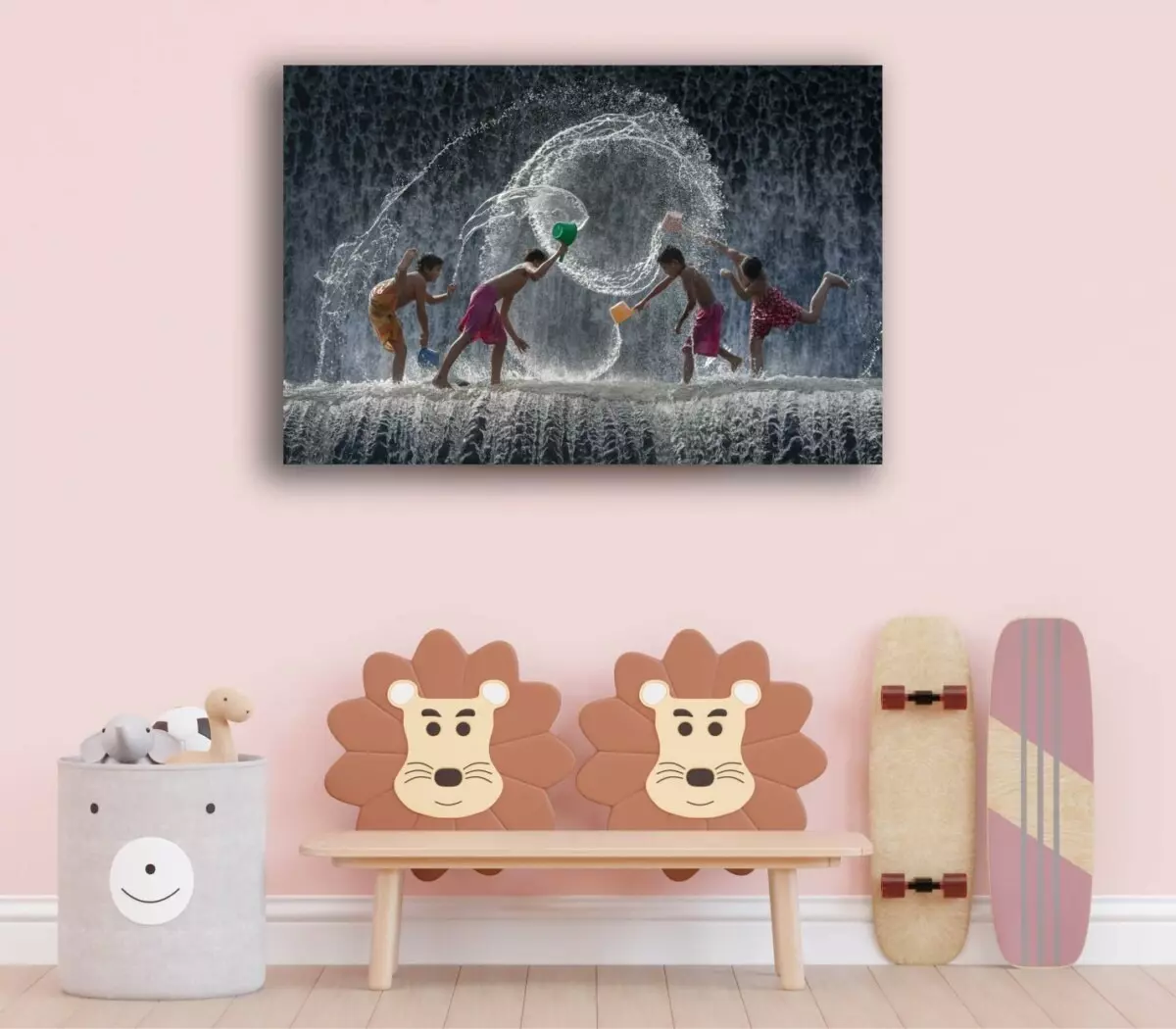 Fotokunst 'Water War' op canvas aan de muur in kinderkamer