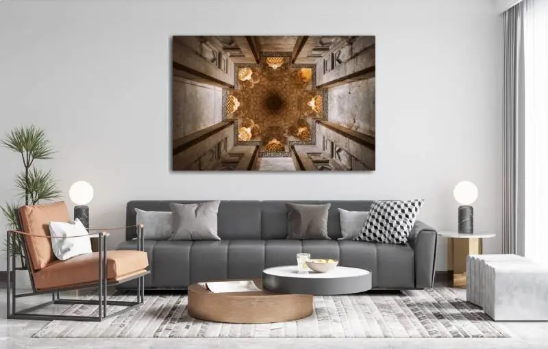 Woonkamer met fotokunst 'Natanz' op aluminium aan de muur 