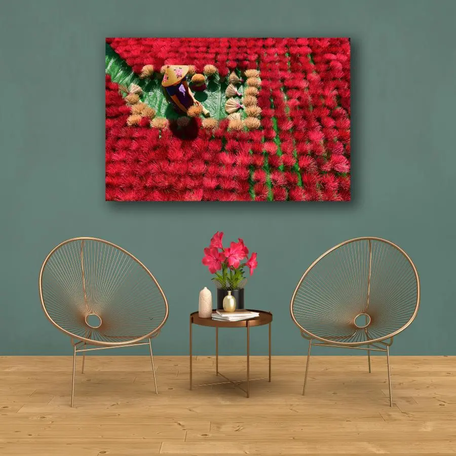 Fotokunst met wierookstokjes aan de muur in woonkamer