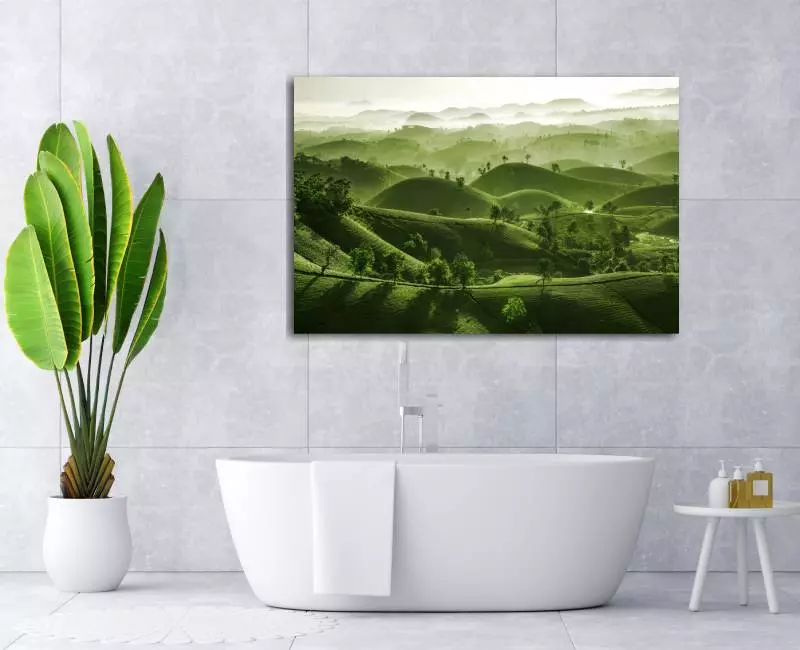 Inspiratie voor de badkamer met wanddecoratie van groen heuvellandschap boven bad