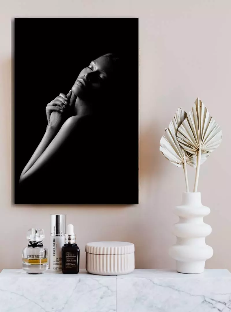 Wanddecoratie met artistieke zwart wit foto van gezicht aan de muur boven kaptafel