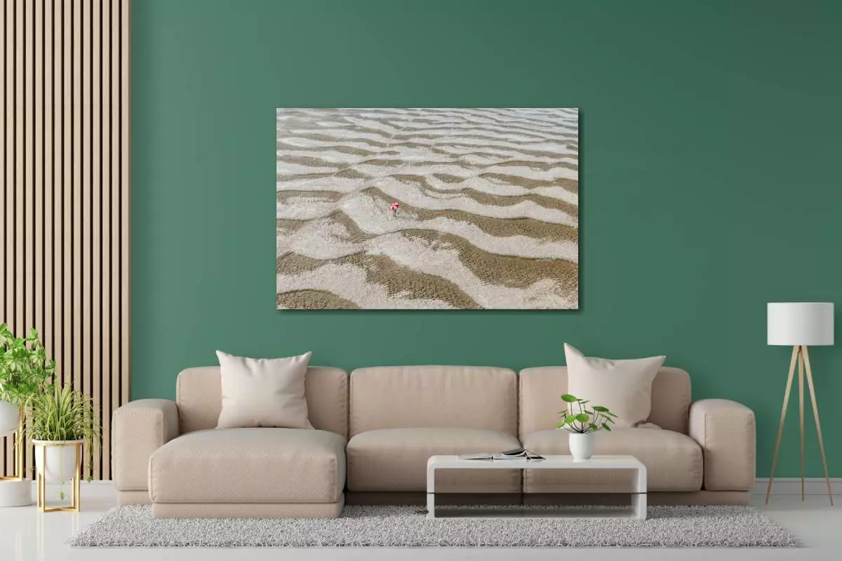 Inspiratie woonkamer met fotokunst 'Alone' aan groene muur boven beige bank