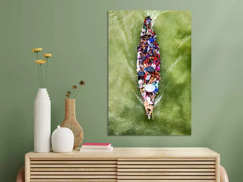 Houten kastje met daarboven fotokunst met afbeelding van overvol bootje