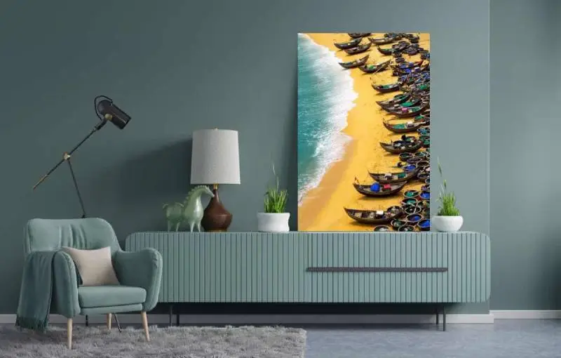 Inspiratie voor de woonkamer: fotokunst van geel strand met bootjes van fotograaf Ly Hoang Long op blauw dressoir 