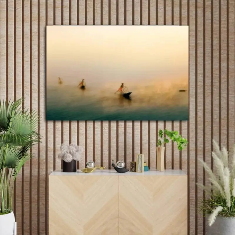 Houten kastje met daarboven een foto aan de muur van vissers in de mist