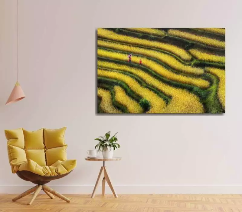 Woonkamer met gele stoel en wanddecoratie met groene rijstvelden aan de muur