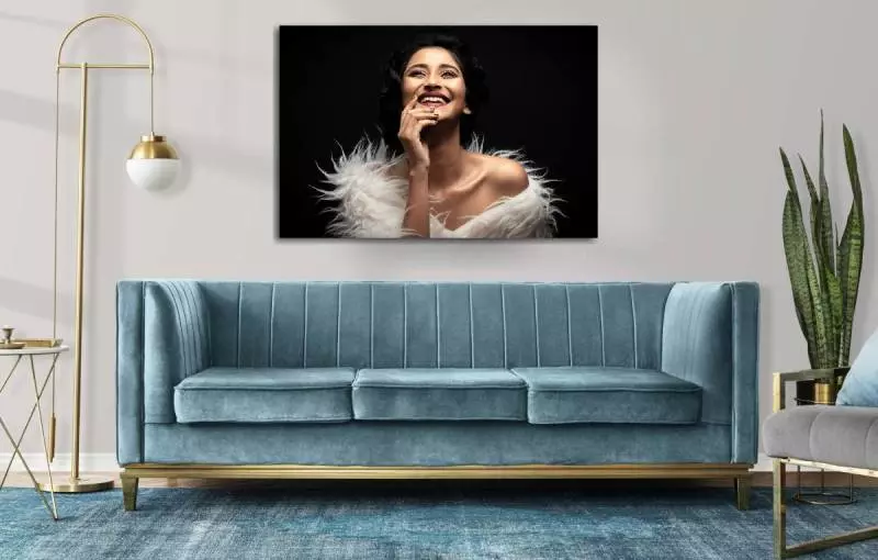 Inspiratie woonkamer met wanddecoratie 'Happy' boven blauwe bank