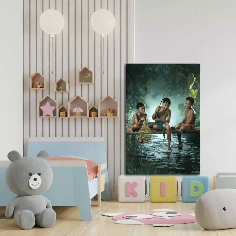 Foto aan de muur in kinderkamer met kinderen die hun eerste vis vangen