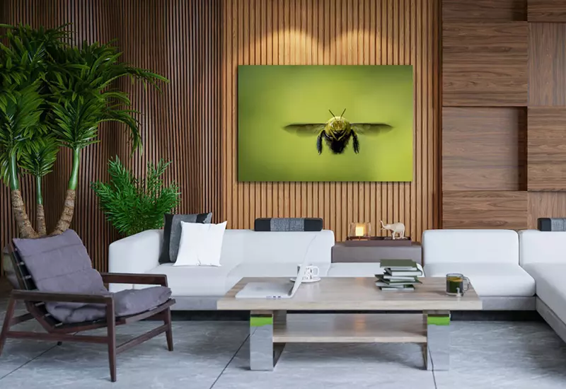 Wand met decoratie van vliegende bij