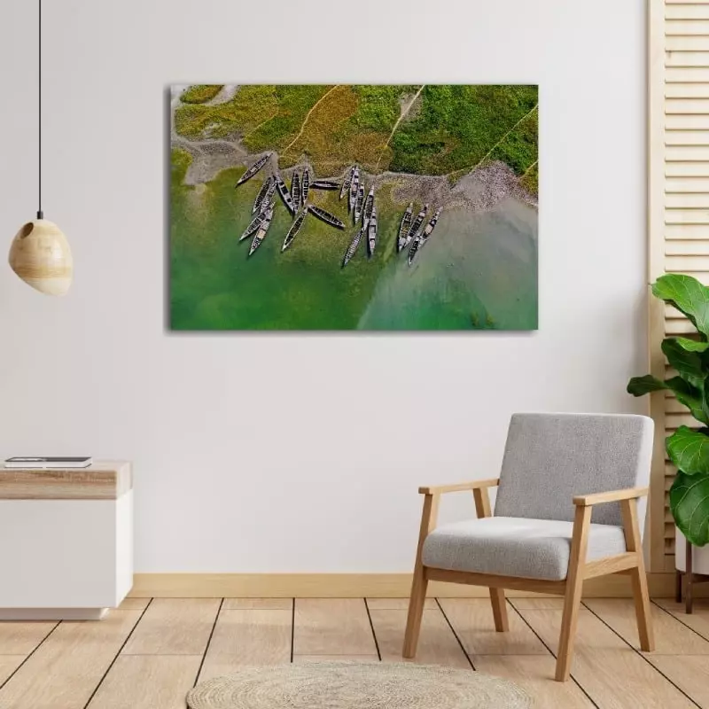 Woonkamer met fotokunst op plexiglas met luchtfoto van groene rivier met bootjes