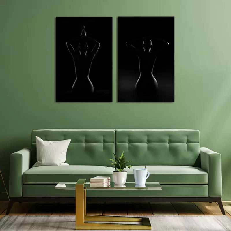 Woonkamer met groene bank en groene muur met artistiek naakt in zwart wit aan de muur