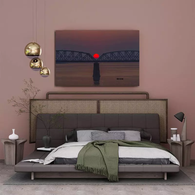 Slaapkamer met foto op plexiglas van ondergaande zon aan de muur boven bed