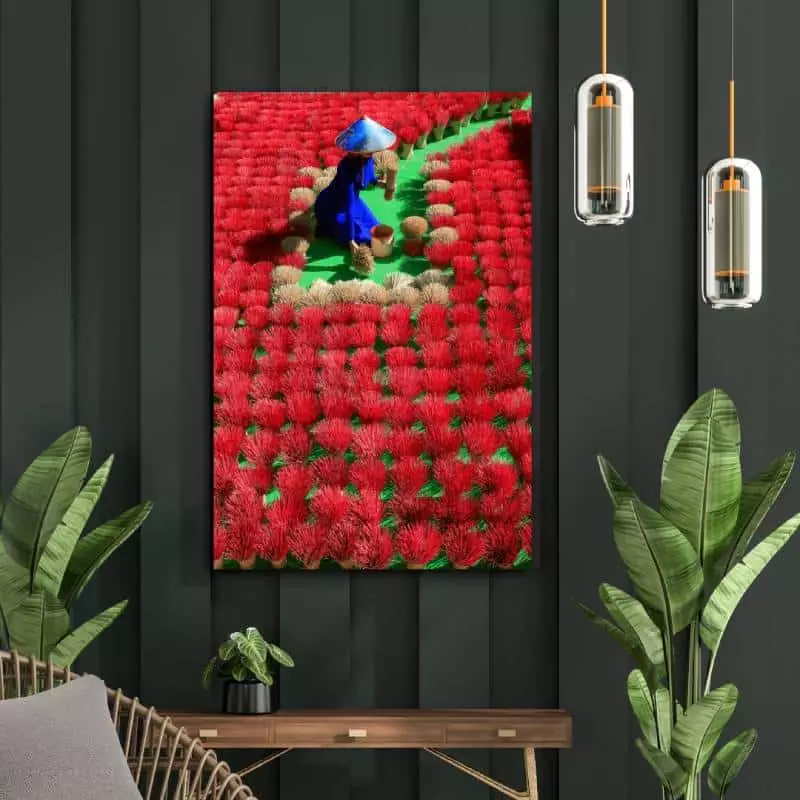 Foto op plexiglas van vrouw in rode zee van wierookstokjes aan groene muur