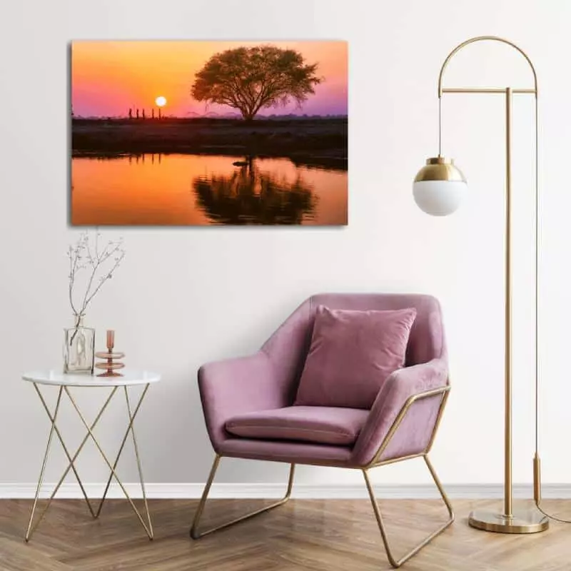 Wanddecoratie 'End of the Day' aan muur boven rose stoel