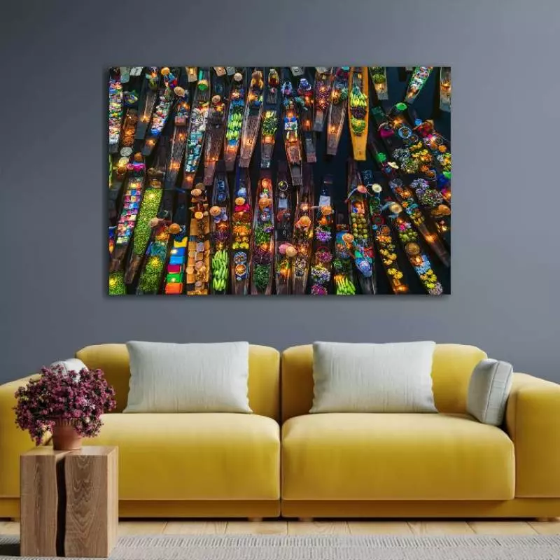 Gele bank met daarboven een foto op plexiglas van een drijvende markt