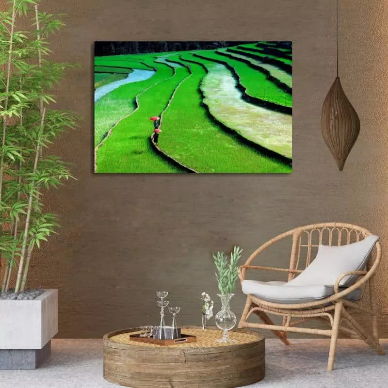 Woonkamer met fotokunst aan de muur met afbeelding van landschap van groene rijstvelden