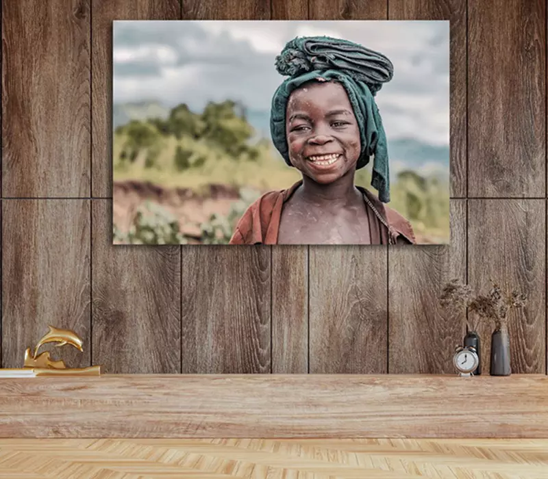 Foto van Afrikaans jongetje op plexiglas aan de muur in woonkamer