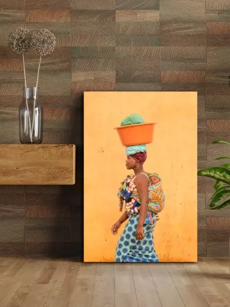 Grote wanddecoratie 'Miranda and Acacio'in woonkamer