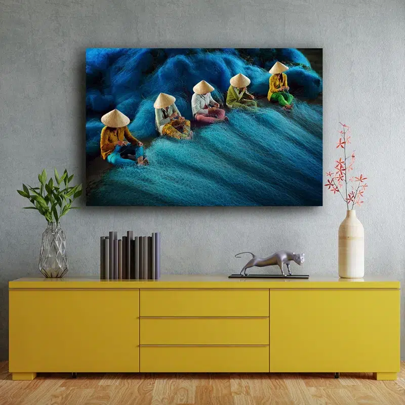 Geel dressoir met fotokunst 'Net Mending' aan de muur