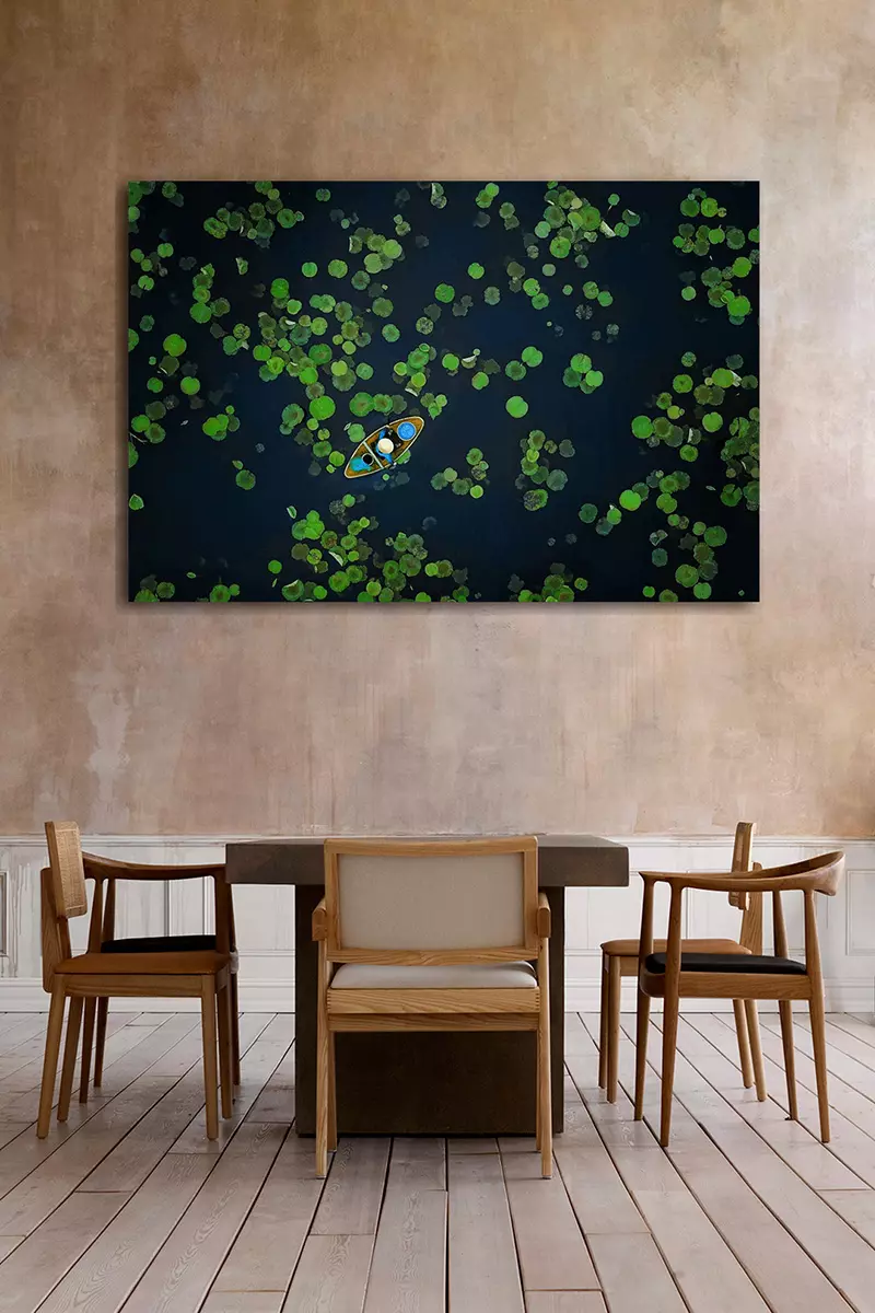 Eettafel met daarboven wanddecoratie 'Summer on the Lotus Pond'