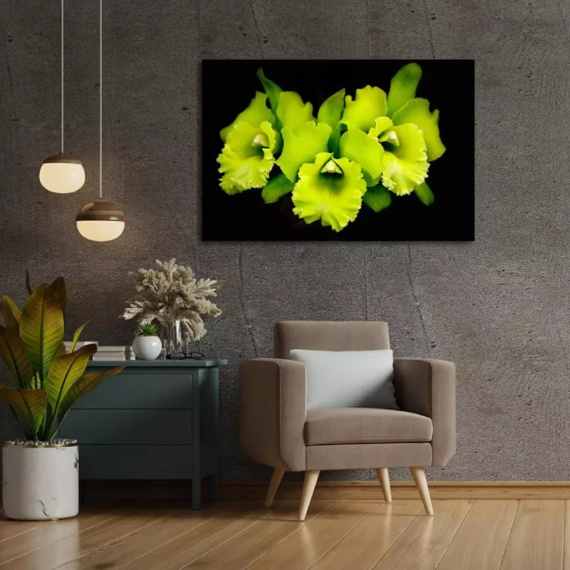 Woonkamer met fotokunst 'Wild Flora' aan de muur boven stoel
