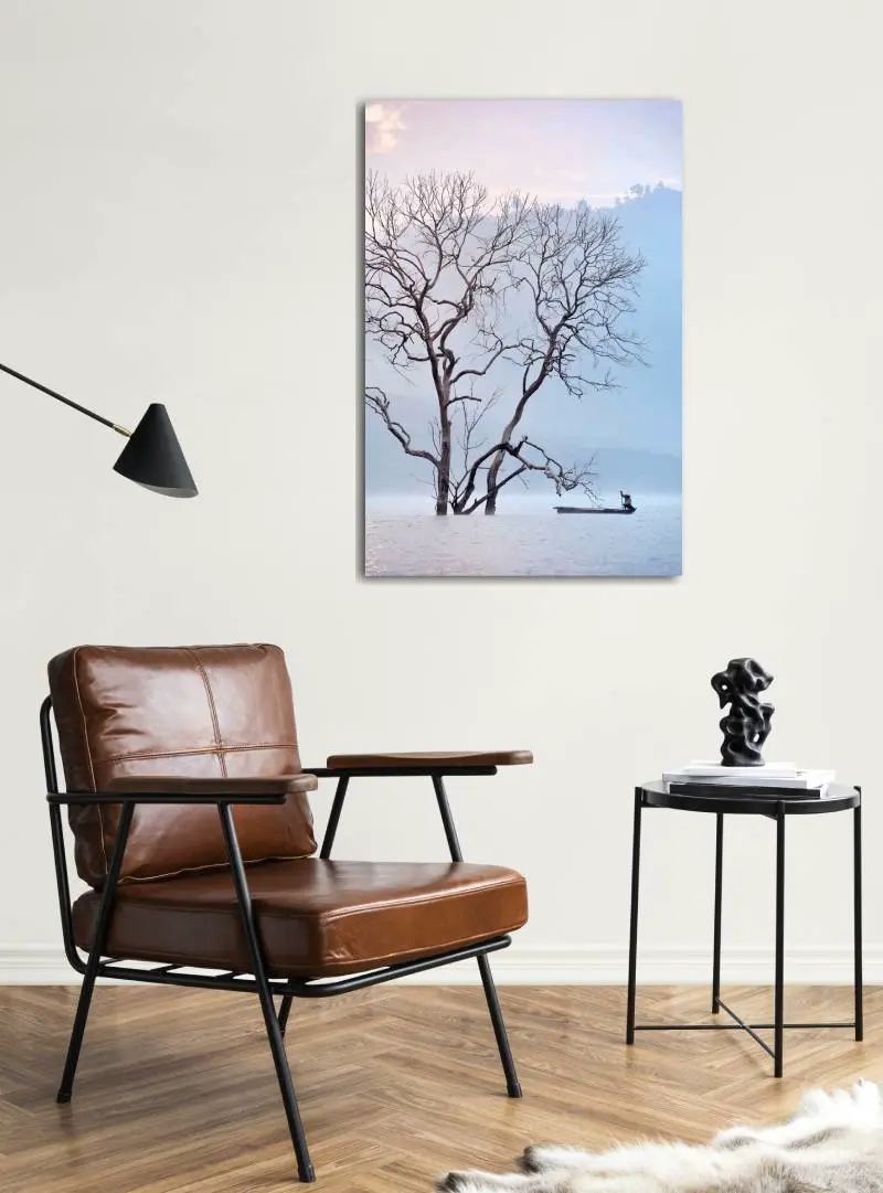 Wanddecoratie op aluminium met bootje op een meer aan de muur in woonkamer met bruine stoel