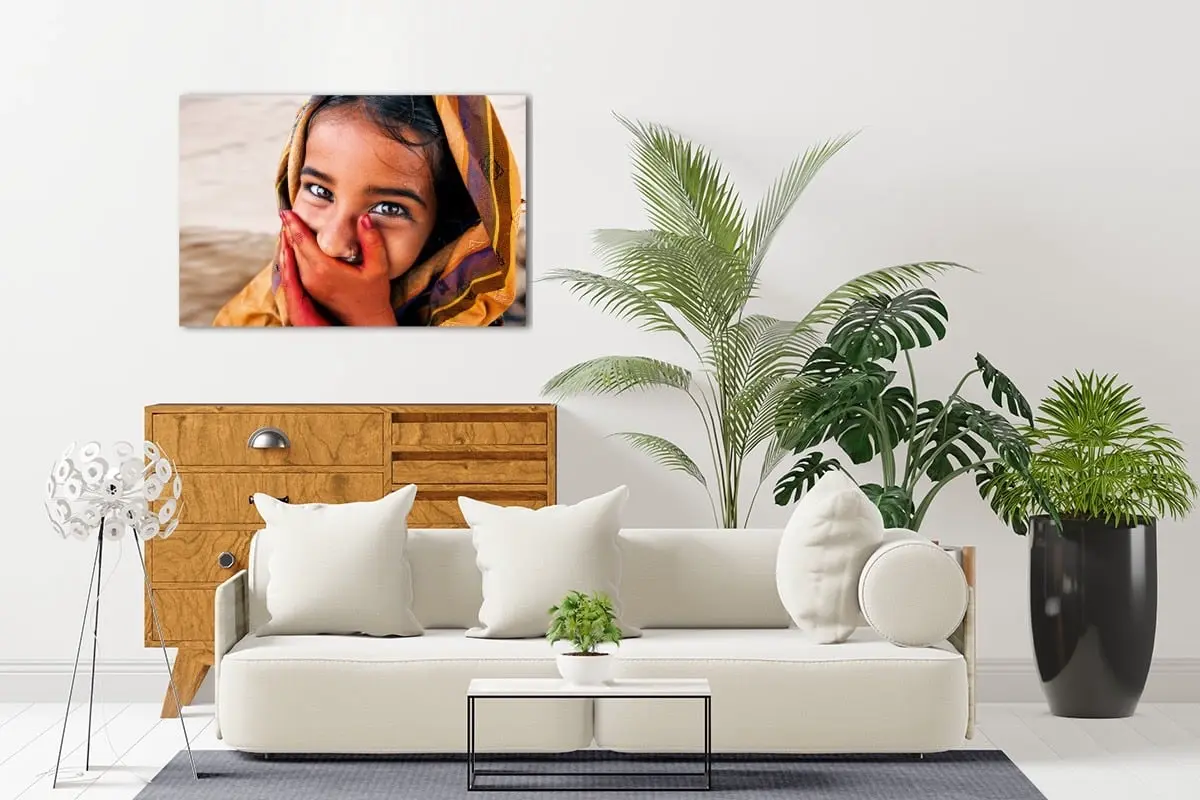 Wanddecoratie 'Smiling Girl' op plexiglas aan de muur in woonkamer