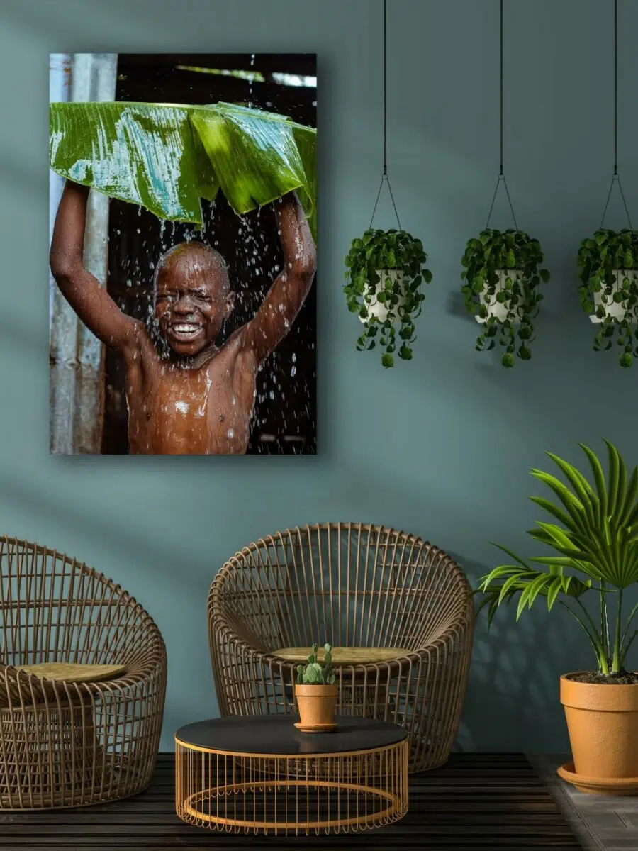 Fotokunst 'Better late than never' aan de muur in woonkamer