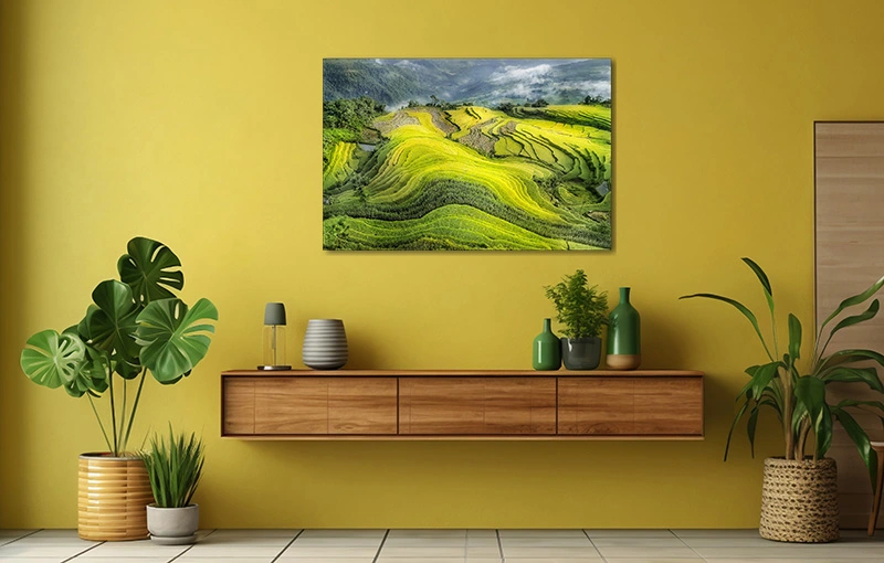 Interieur met gele muur en wanddecoratie 'Rice Wave'