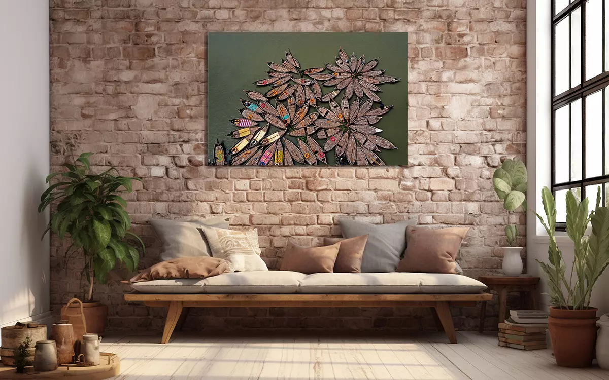 Mooie foto aan de muur in interieur met bakstenen muur