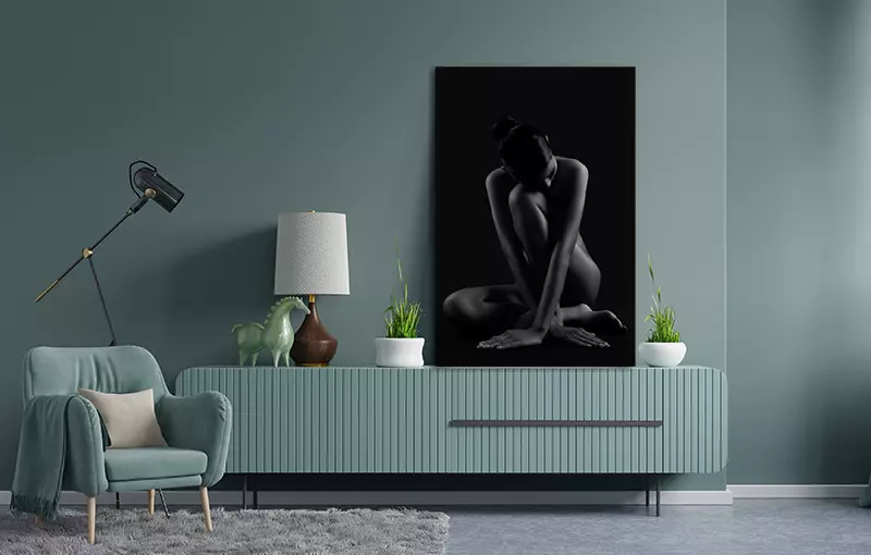 Woonkamer met witte bank en wanddecoratie 'Summer on the Lotus Pond'