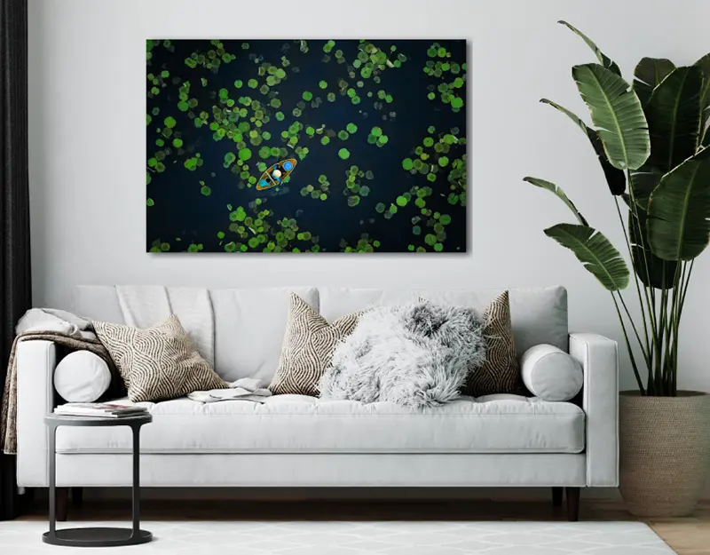 Woonkamer met witte bank en wanddecoratie 'Summer on the Lotus Pond'