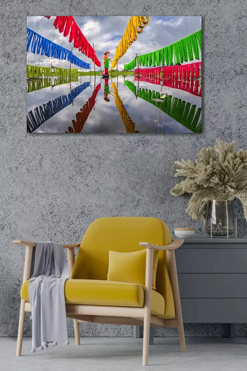 Foto op plexiglas aan de muur boven gele stoel