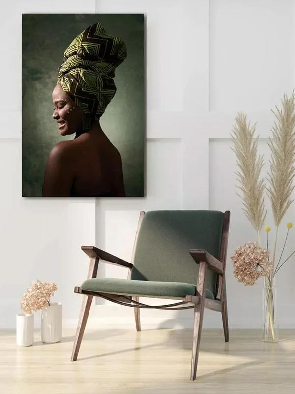 Foto op plexiglas van Afrikaanse vrouw aan de muur in woonkamer boven groene stoel